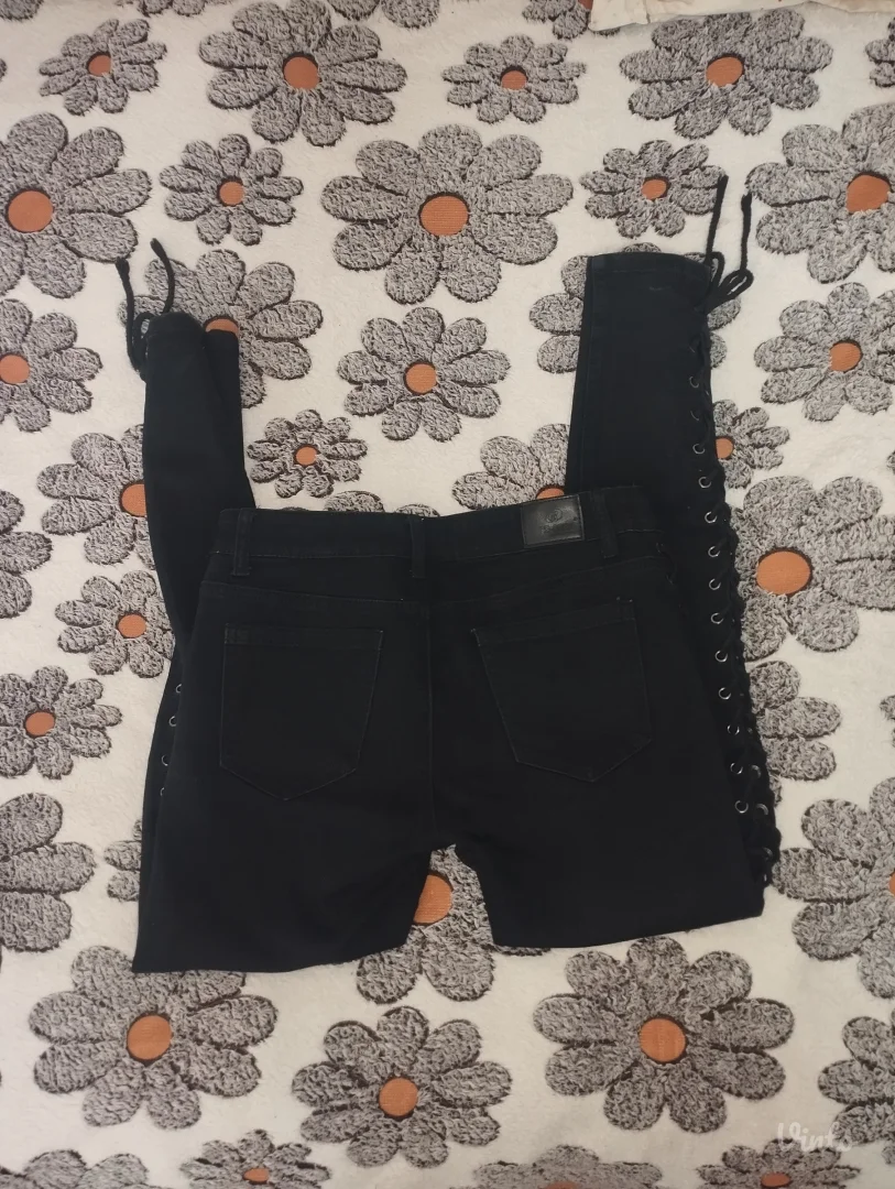 Crne pantalone na pertlanje