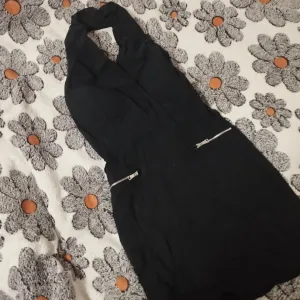 Crna haljina sa zipovima