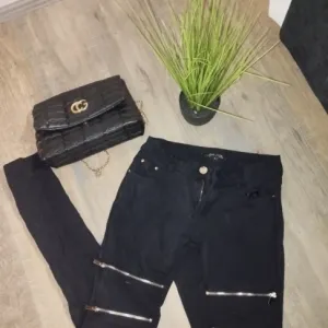 Pantalone sa zipovima