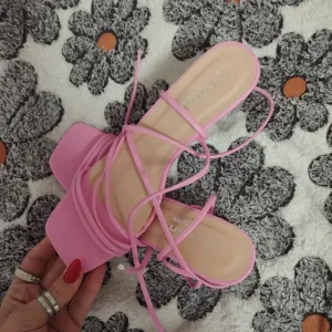 Roze sandale na pertlanje