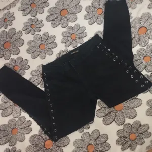 Crne pantalone na pertlanje