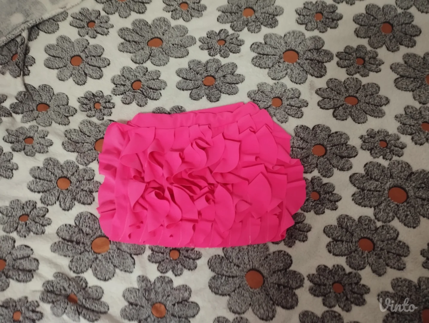 Roze suknjica sa karnerima