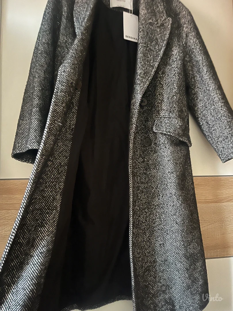 Bershka nov kaput od vune