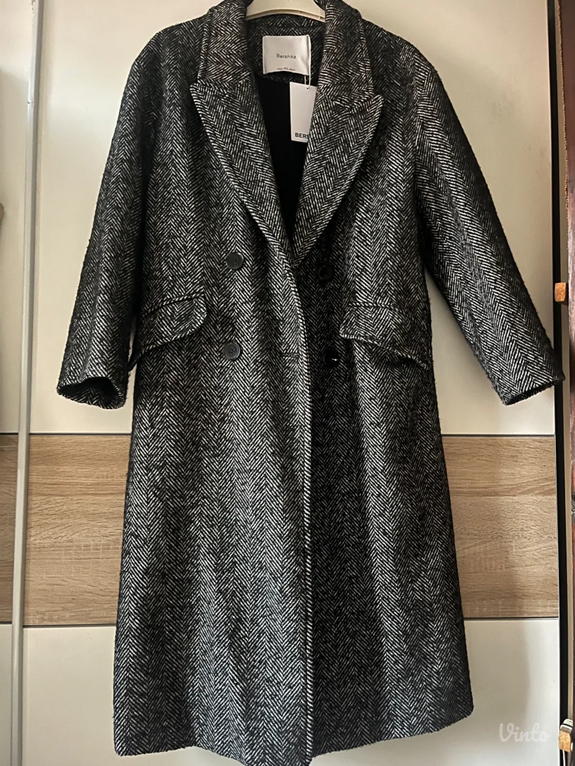 Bershka nov kaput od vune