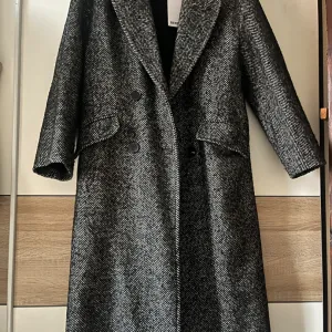 Bershka nov kaput od vune