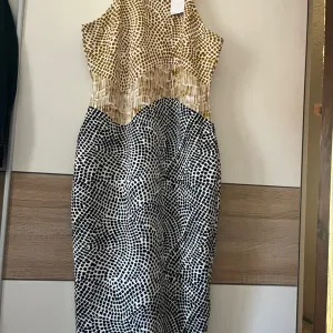 H&M nova haljina midi dužine