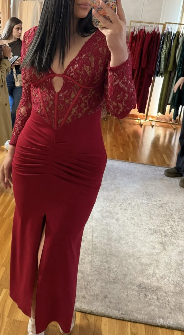 Una Latina crvena haljina