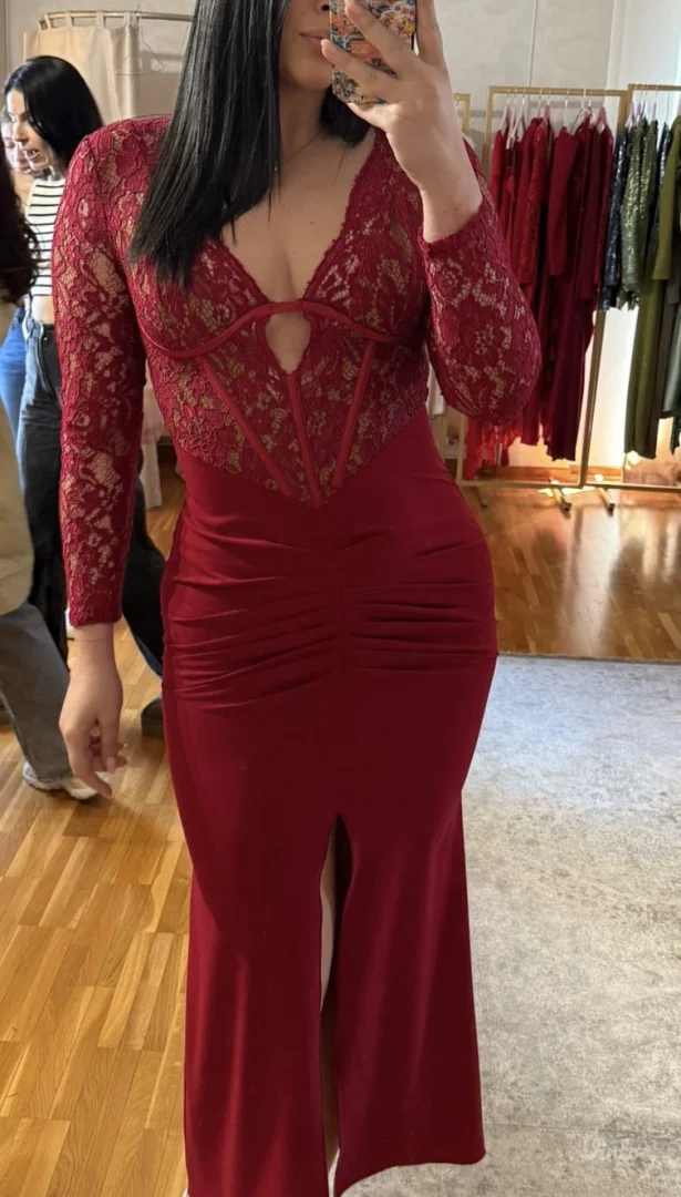 Una Latina crvena haljina