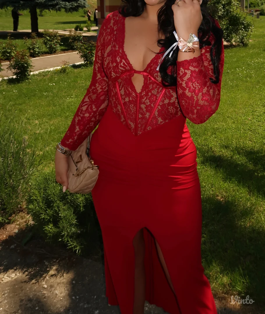 Una Latina crvena haljina
