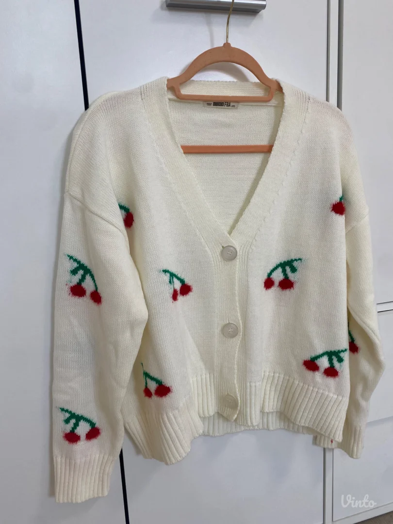 Džemper sa višnjicama