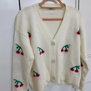 Džemper sa višnjicama