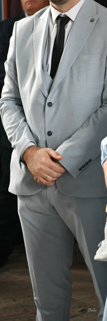 Trodelno svetlo plavo odelo