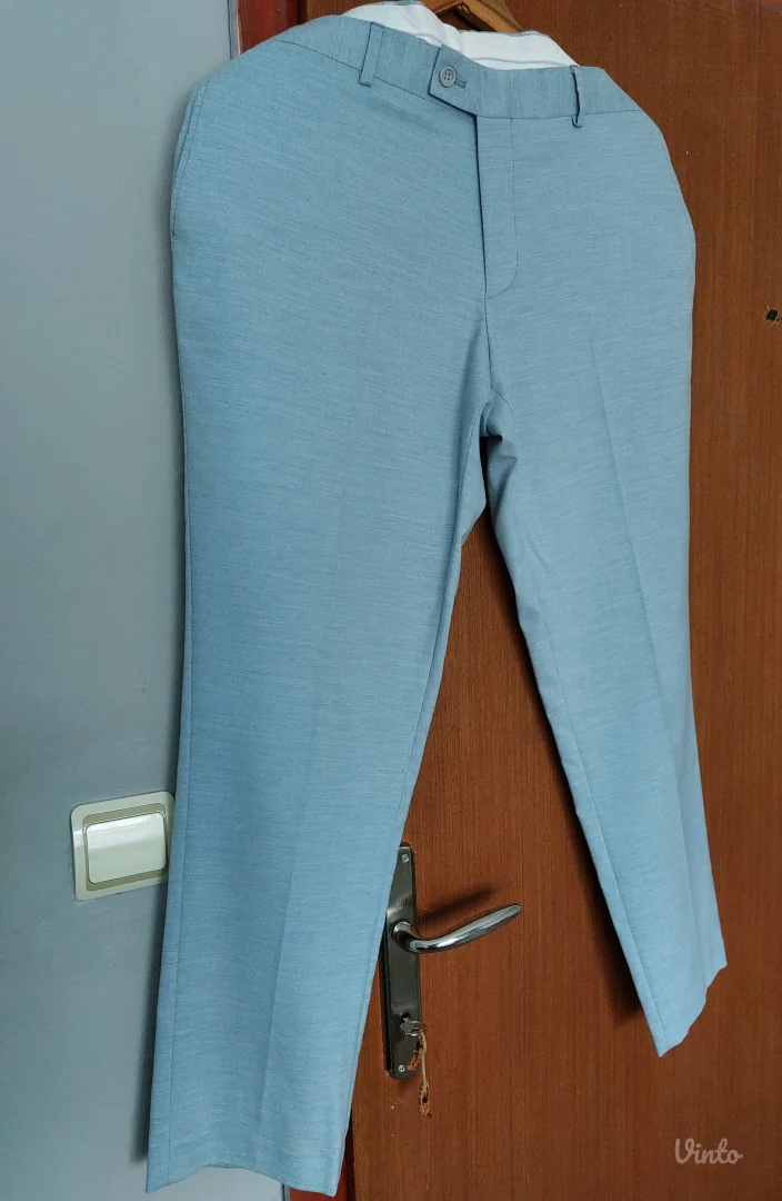 Trodelno svetlo plavo odelo