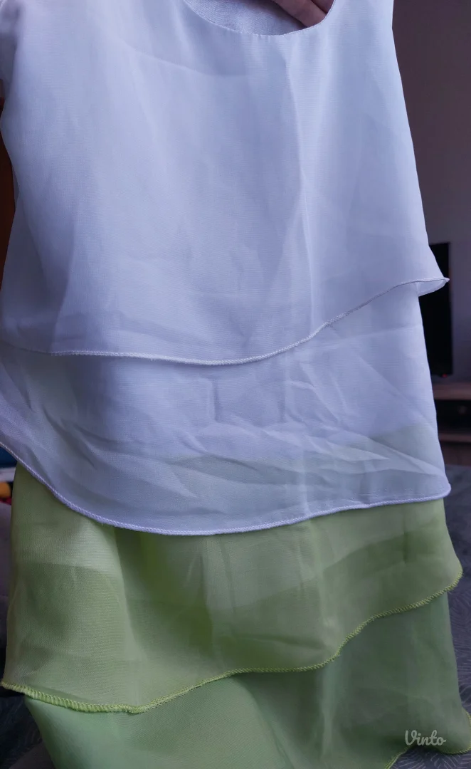 Bela majica sa zelenim ombre karnerima