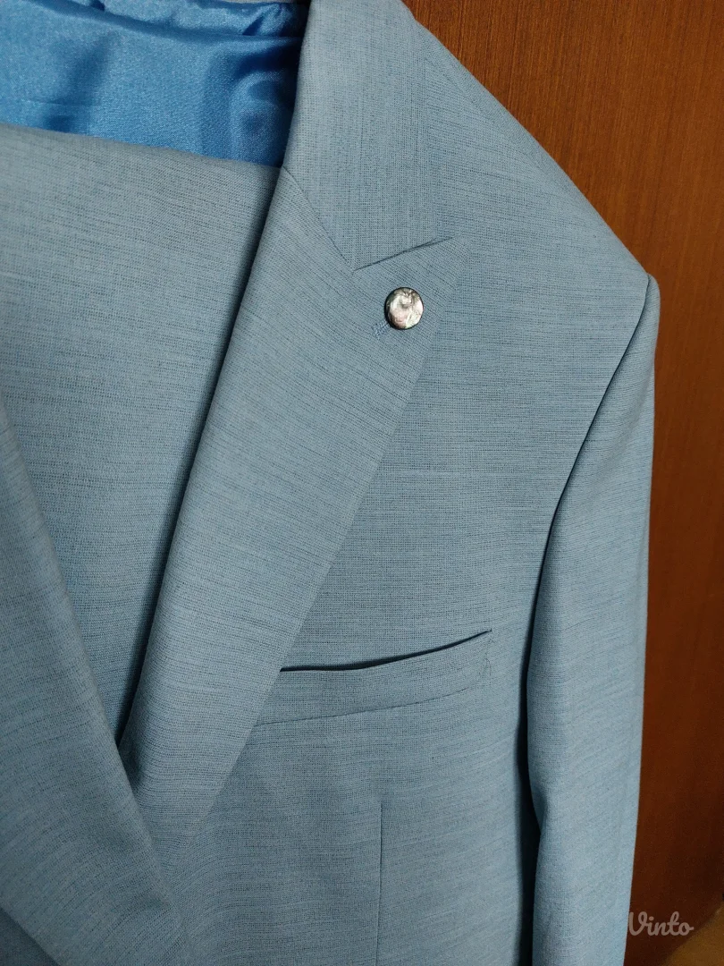 Trodelno svetlo plavo odelo