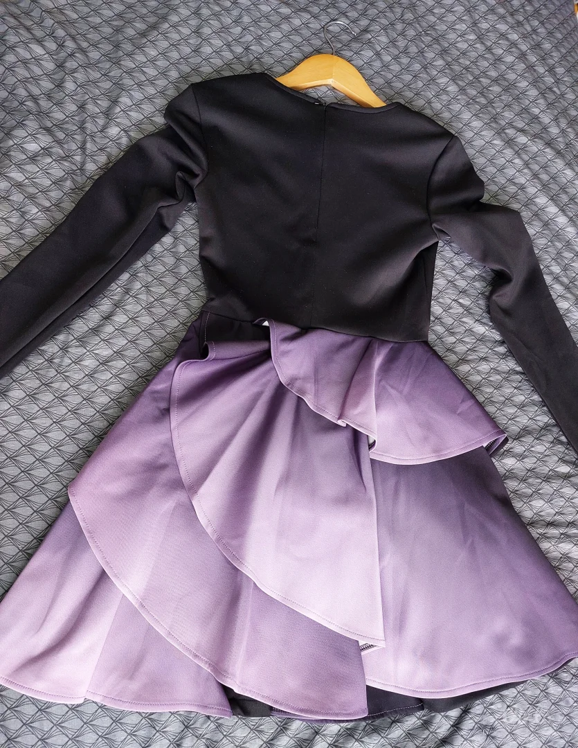 Crna haljina sa ljubicastim ombre karnerima