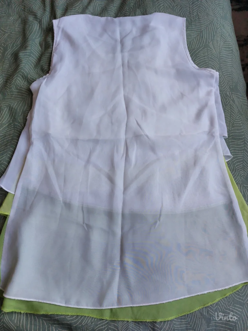 Bela majica sa zelenim ombre karnerima