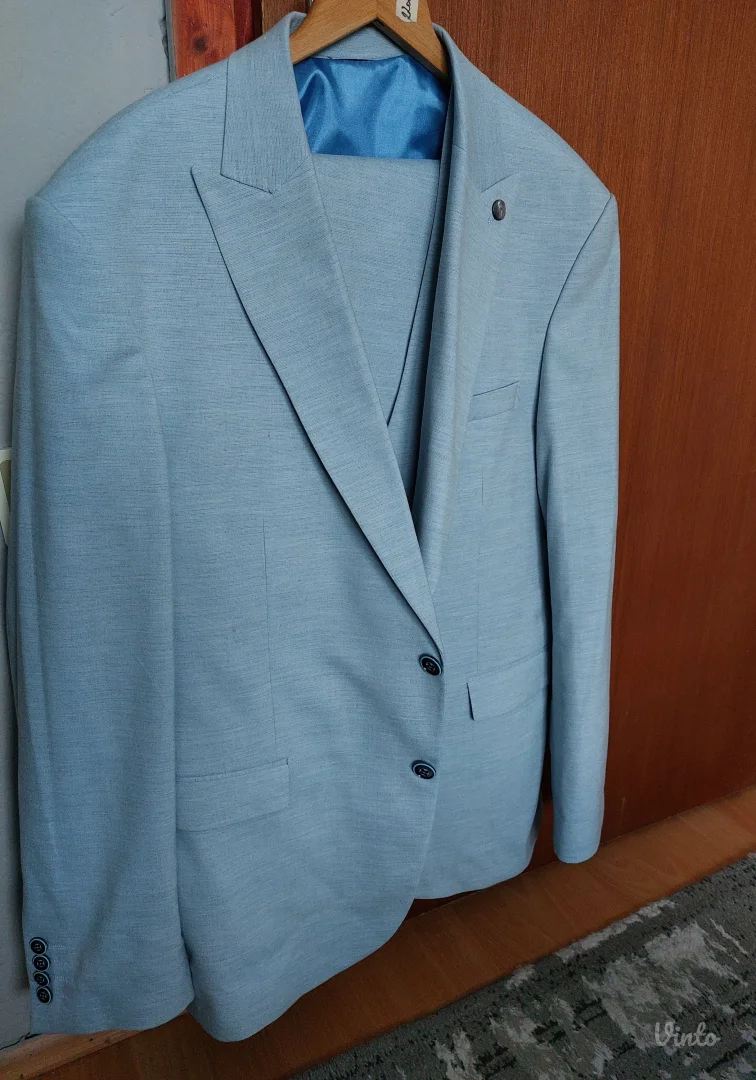 Trodelno svetlo plavo odelo