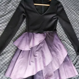 Crna haljina sa ljubicastim ombre karnerima