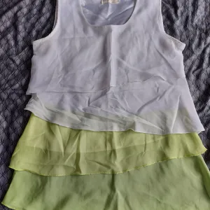 Bela majica sa zelenim ombre karnerima