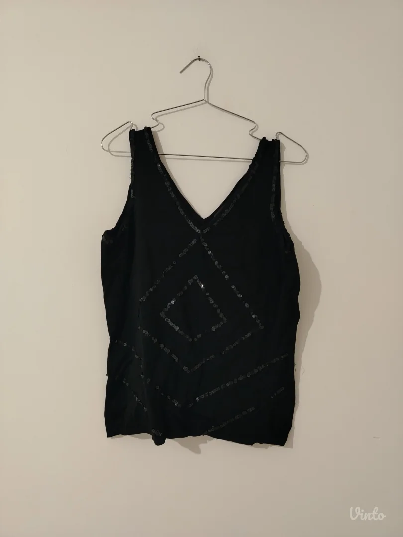 Crna majica prelepa kvalitetna