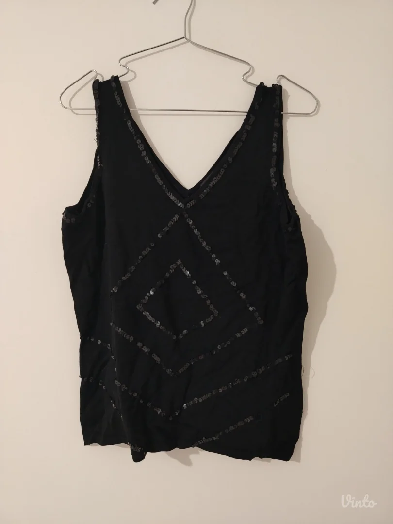 Crna majica prelepa kvalitetna