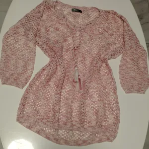 Džemper sa rupicama