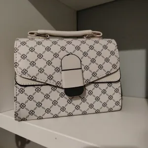 Torbica novo prelepa