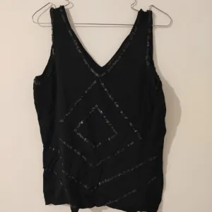 Crna majica prelepa kvalitetna