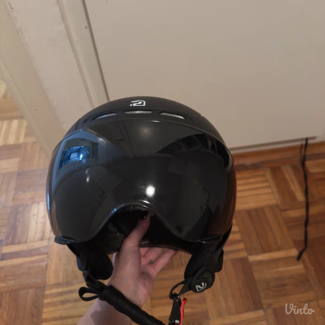 Crna ski kaciga sa vizirom