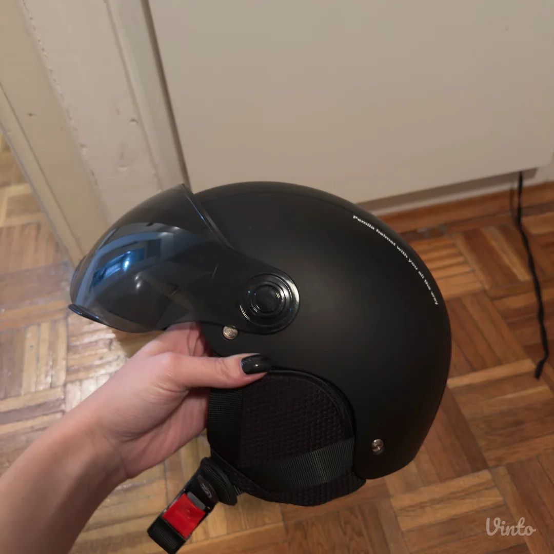 Crna ski kaciga sa vizirom