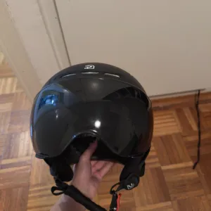 Crna ski kaciga sa vizirom