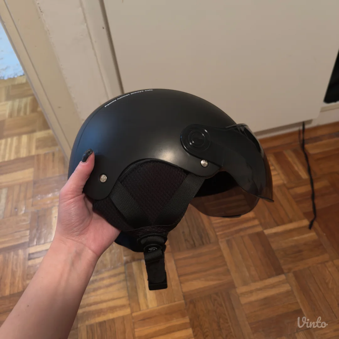 Crna ski kaciga sa vizirom