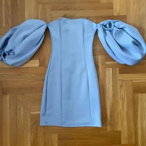 Plava haljina ‘100 haljinica’