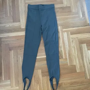 Zara maslinaste helanke