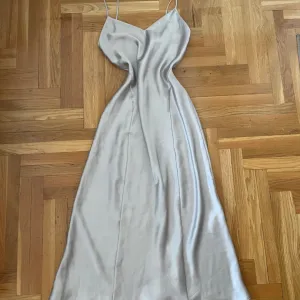 Zara duga satenska haljina