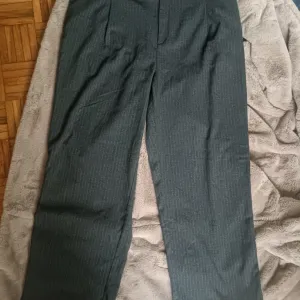 Pantalone vel 46 tamno sive