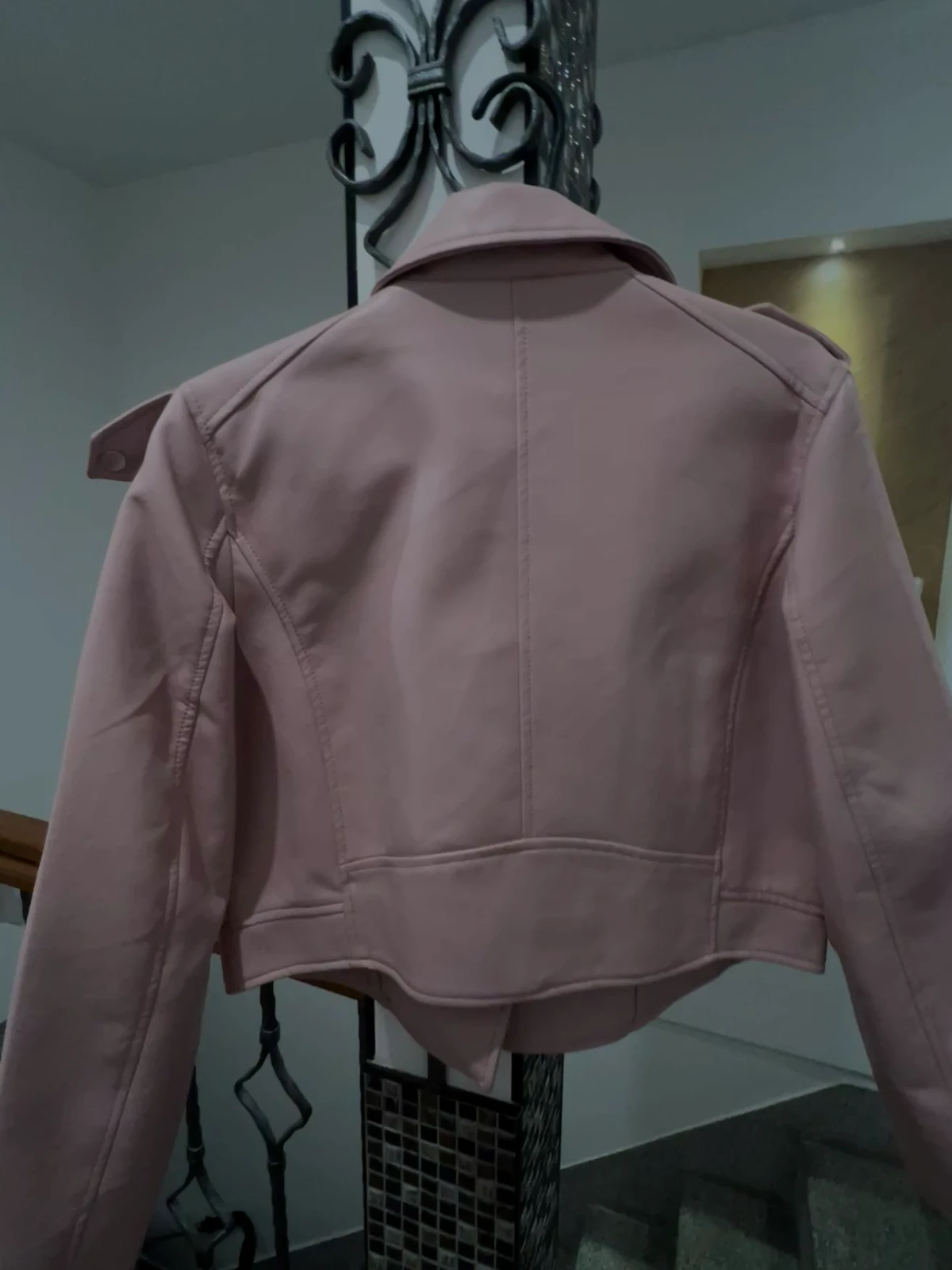 Roze kožna jaknica