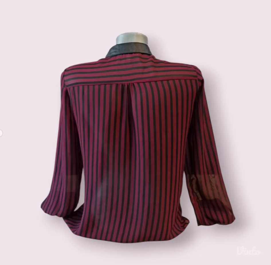 Košulja na crveno-crne pruge