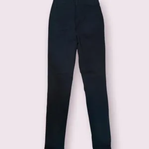 Crne pantalone veoma dubokog struka