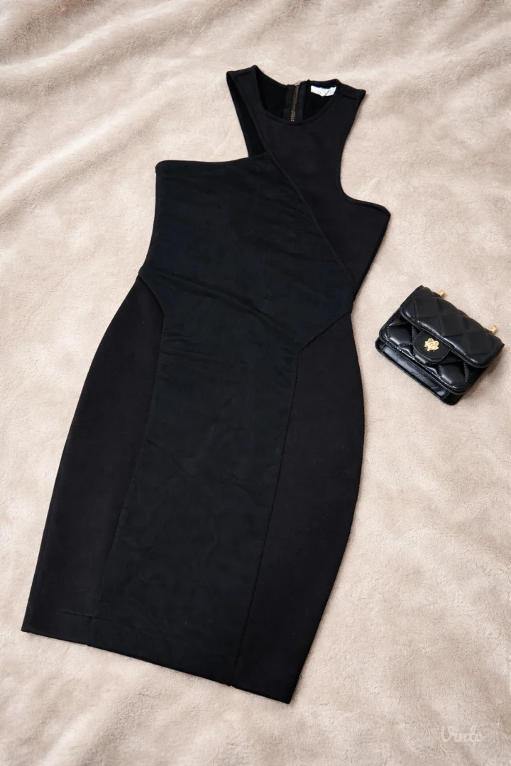 Zara -crna mala haljina .