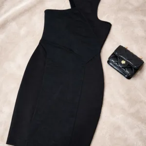Zara -crna mala haljina .