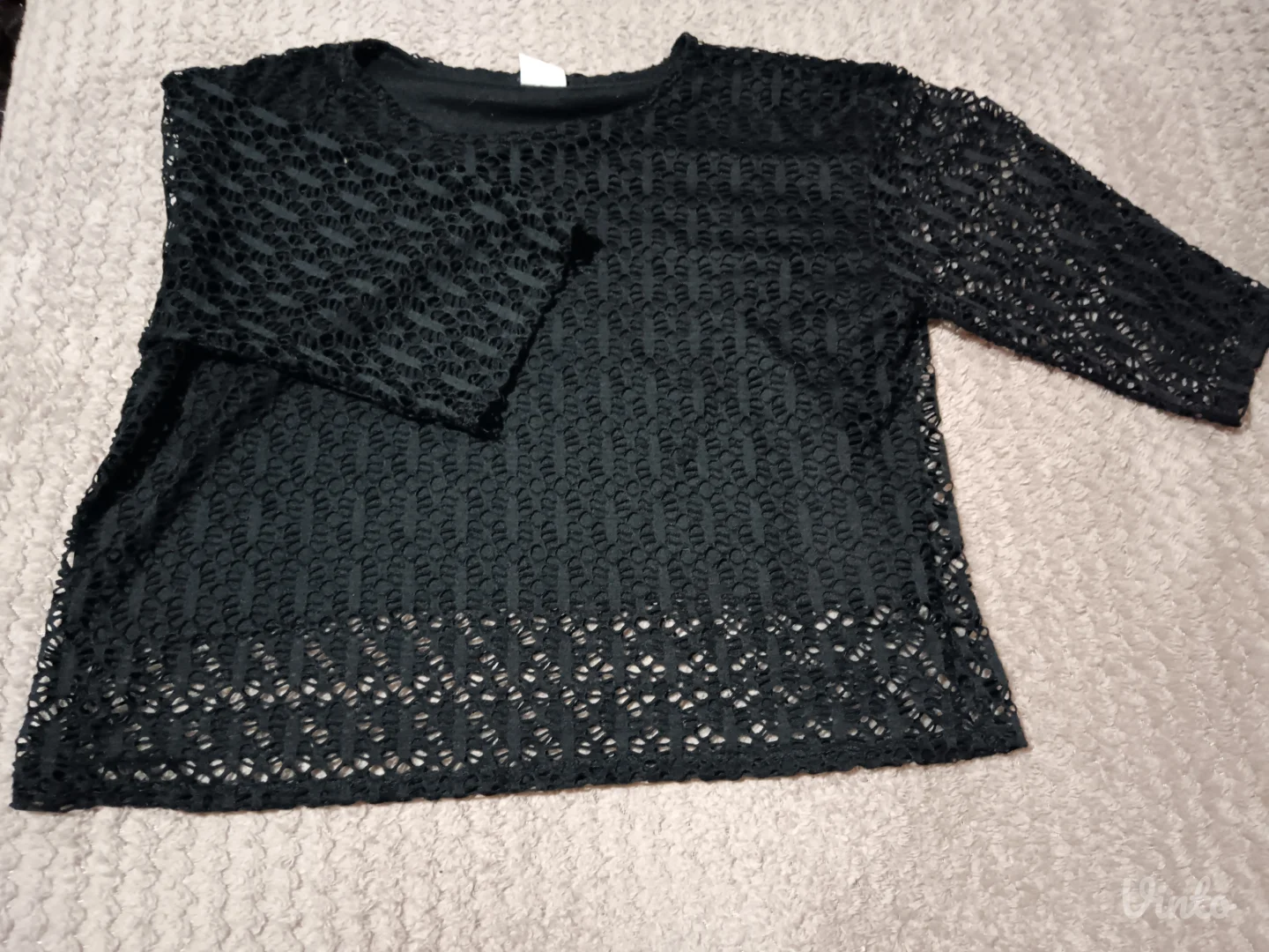 Crna crop-top majica