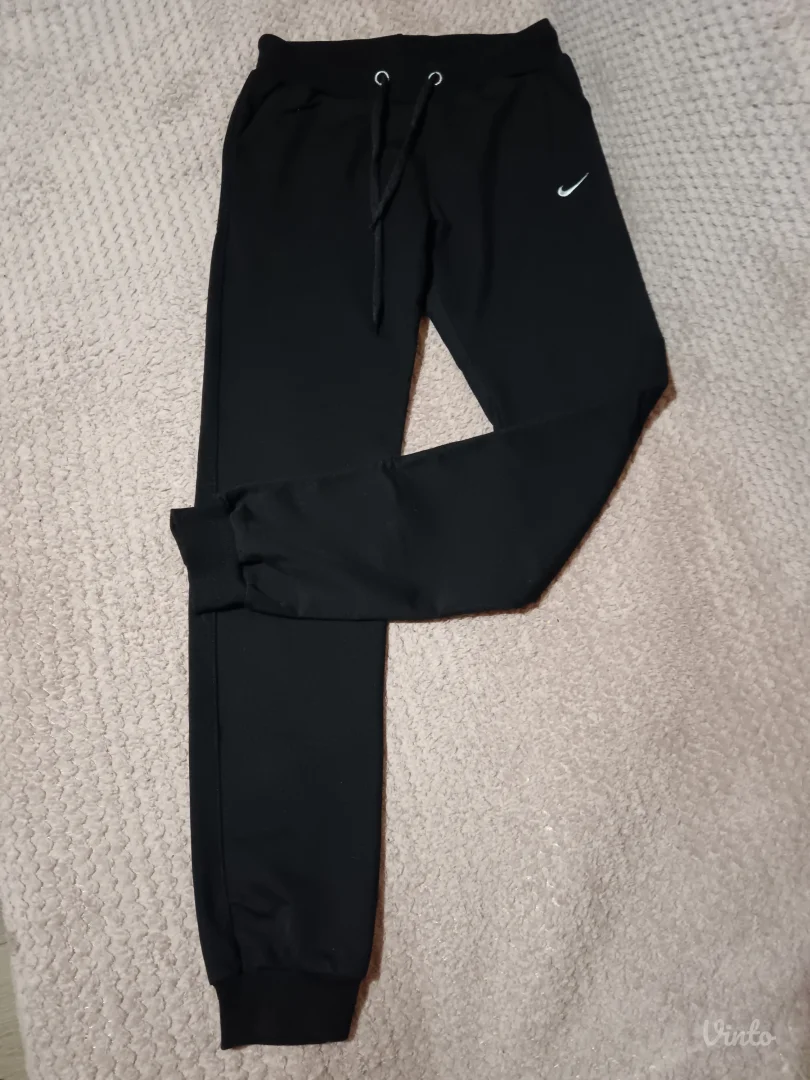 Crna ženska trenerka