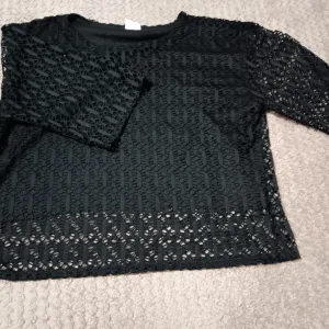 Crna crop-top majica