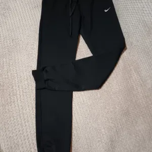 Crna ženska trenerka