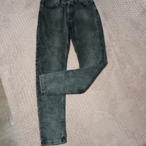 Sive ženske farmerke