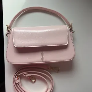 Primark svetlo roze torbica novo