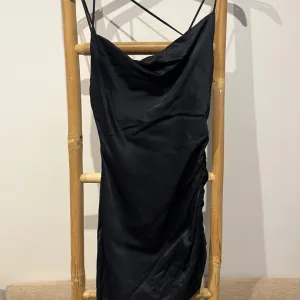 Zara asimetricna crna haljina