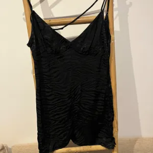 Bershka kratki kombinezon